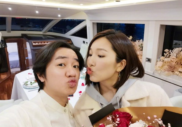 王祖蓝一家四口正脸照,俩女儿穿粉裙很甜美,妻子穿波点衬衫淑女