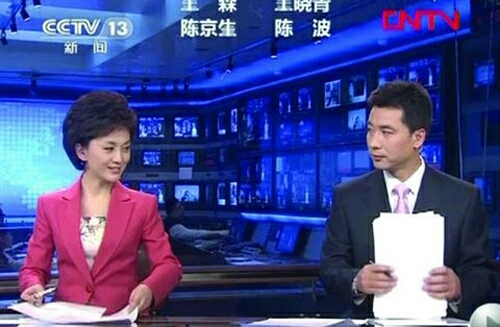(科普)为什么新闻联播结束时要放出主持人整理稿子的画面