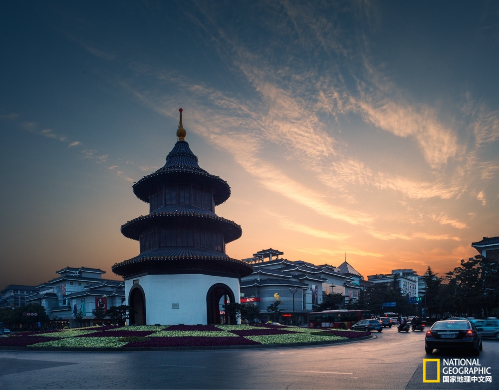 夕阳下的文昌阁,现代扬州繁华商圈的地标建筑
