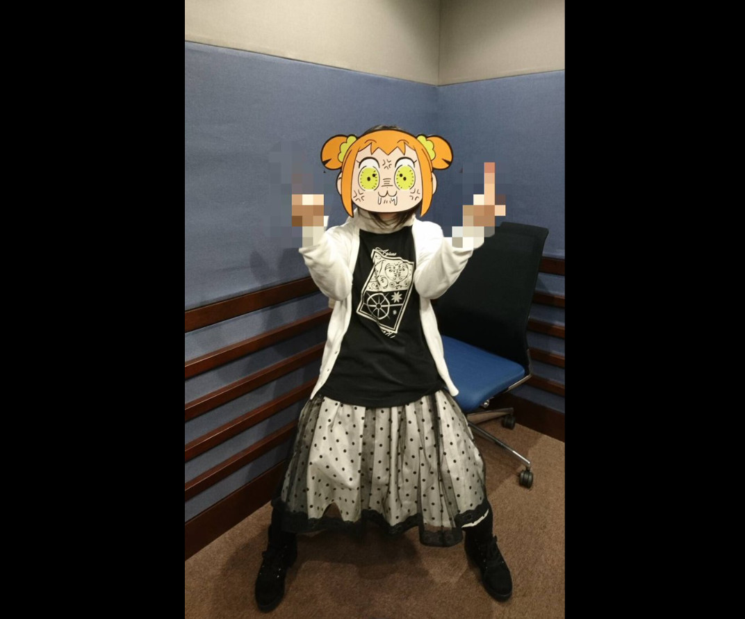 本人无疑悠木碧戴pop子面具后竖中指