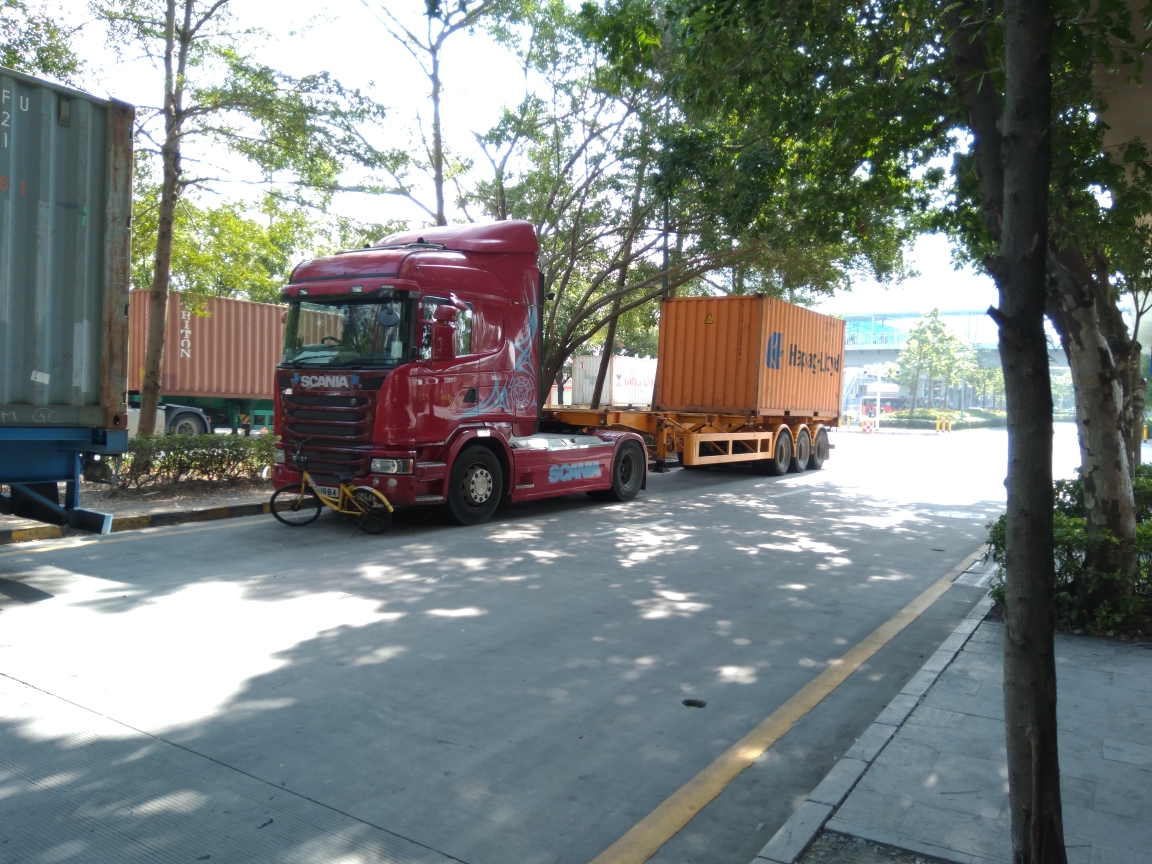 拍摄于皇岗口岸停车场,共享单车估计是用来挡车牌的,下面两张图片同理
