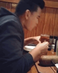 搞笑gif图:给丑女孩一个机会!可能只是相机角度的问题