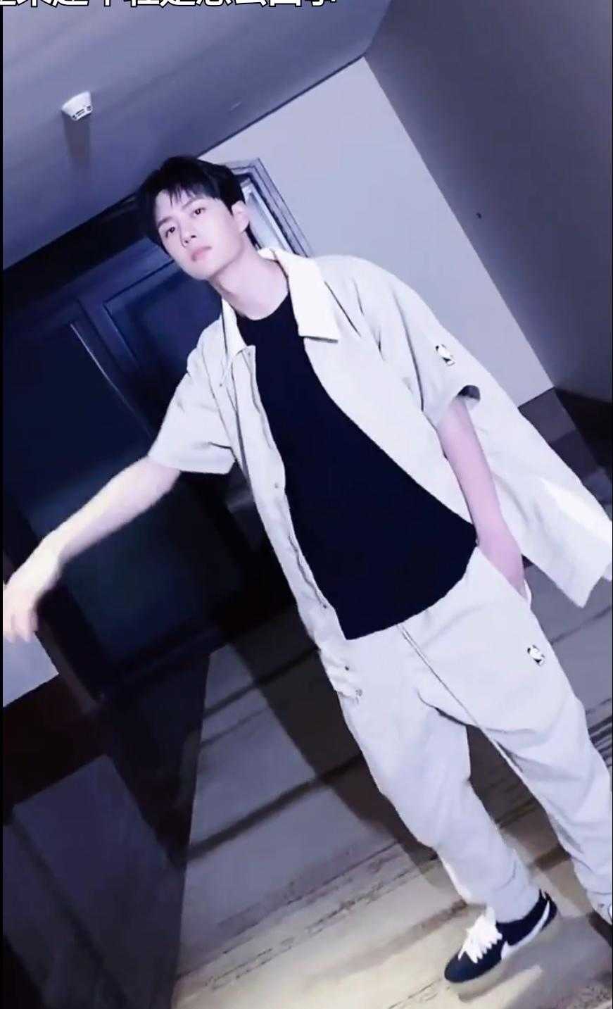 王一博获得抖音"星动男神"和"全能艺人",和赵丽颖同台领奖