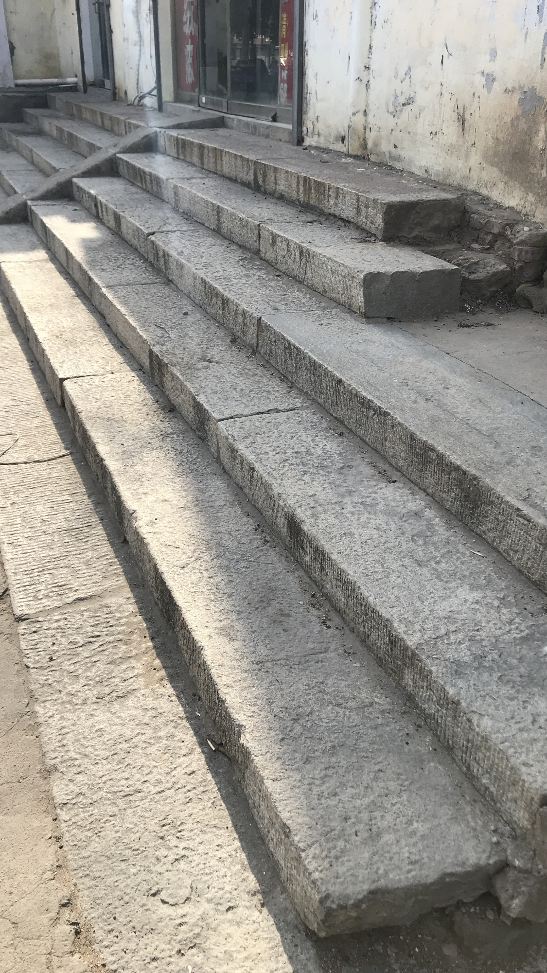 石头是最真实最自然的材料,硕大的青石板铺就的台阶,现在基本见不到