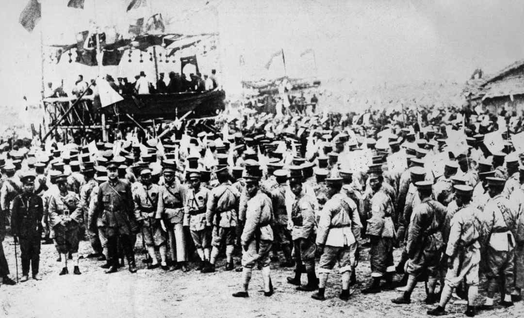 北伐中的国民革命军在汉口附近集结,约摄于1926年8月