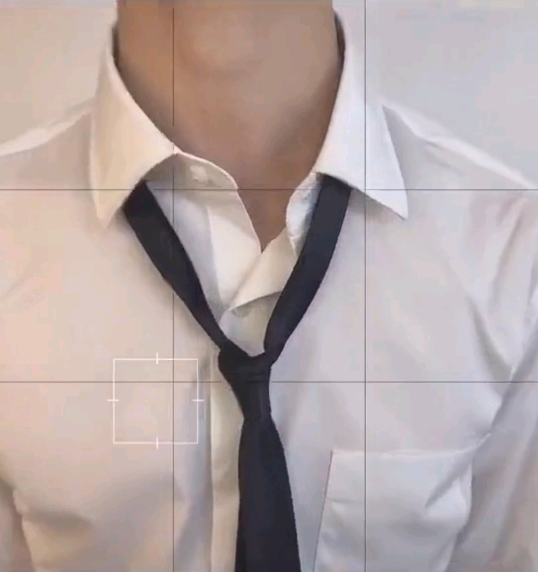 "朱正廷轻笑了一声,像刚才抖音里那样扯了扯领带,第一颗扣子没有扣上