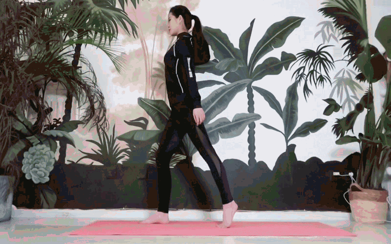 身体与大腿夹角90度,膝关节夹角90度,膝盖悬空收紧腹部,保持落地平直.