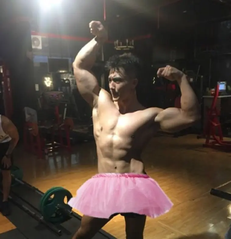 扒到被虐一脸享受的肌肉男,现在健身都流行这么玩了吗?