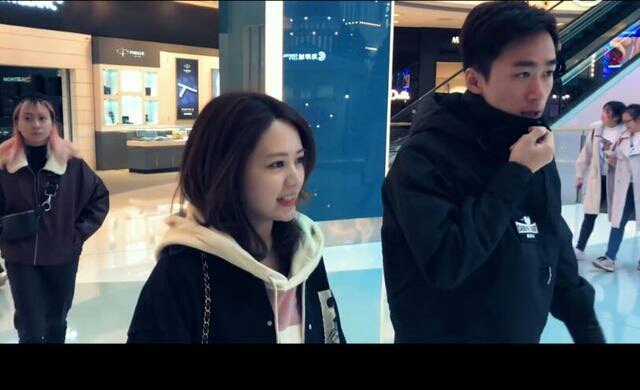 网友发现这个视频里好像出现了不求人的女友,这样网友瞬间爆炸了