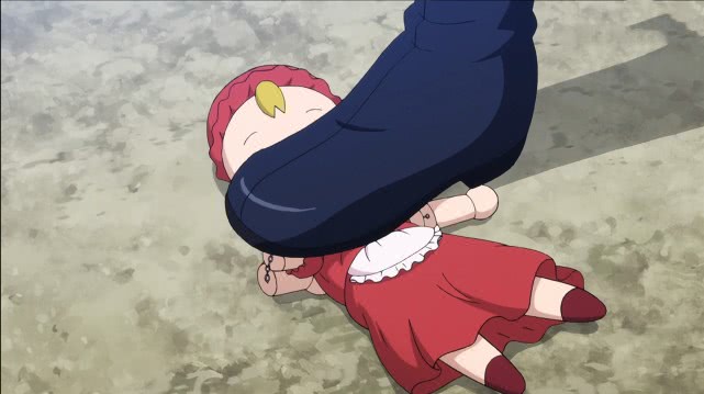 琳和里希特帮助小姑娘修复的布娃娃被赶来追杀的男二杰伊尔一脚踩碎
