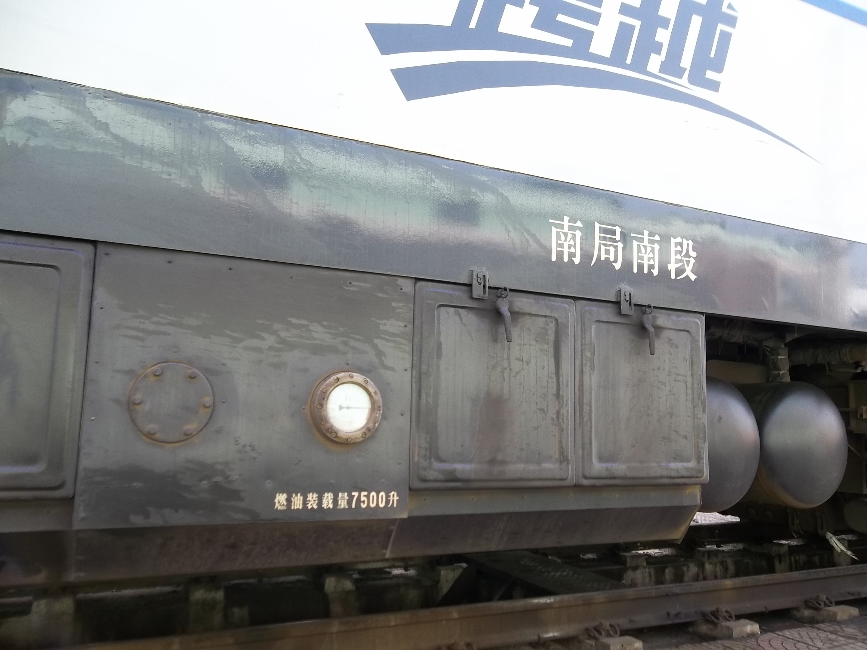 铁路机车车辆图鉴大赏——跨越猪(df11g)