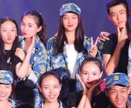 关晓彤与同学合照抢镜,杨幂谢娜像少女
