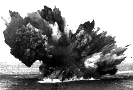 1941年11月25日巴勒姆号战列舰殉爆瞬间,这张照片为当时在现场的英军