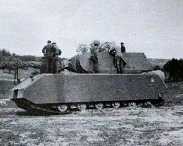 鼠式坦克的v1原型车,此车的负重轮表面是光滑的.