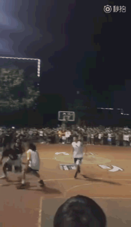 汤普森这么生气,可能是因为想起了队友的受伤.|搭球