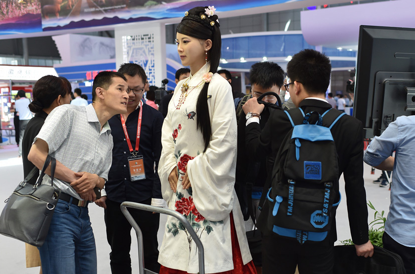 中国成功研制出美女机器人,几乎和真人一样,日本男生看了都脸红