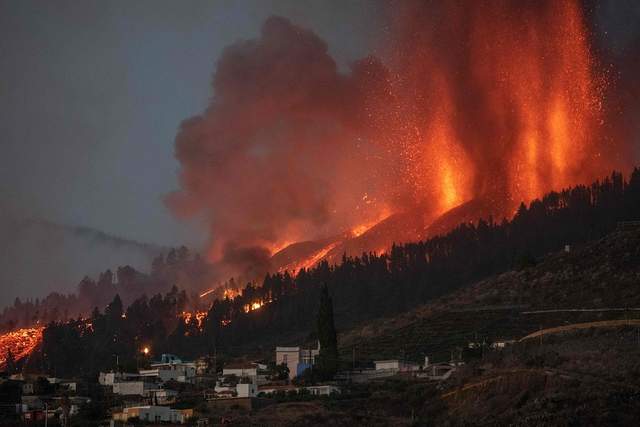 拉帕尔马岛火山喷发,火山灰进入大气层,不过尚未到达平流层高度