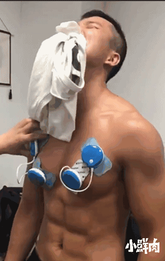 扒到被虐一脸享受的肌肉男,现在健身都流行这么玩了吗