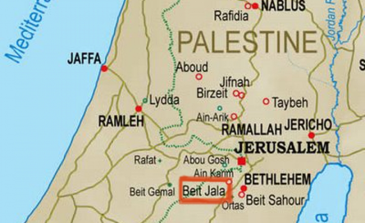 他的家在伯利恒附近的贝特贾拉镇(beit jala,完全由以色列控制;贝特