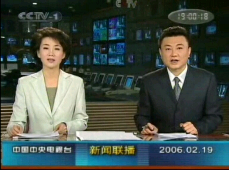 25的新闻联播 演播室在2007年进行灯光改造 以下是