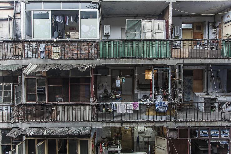 鸳鸯楼由两栋砖混结构的楼房组成,始建于上世纪五六十年代,距今已经