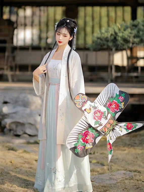 吊带外搭汉服穿法,汉服吊带外面穿什么