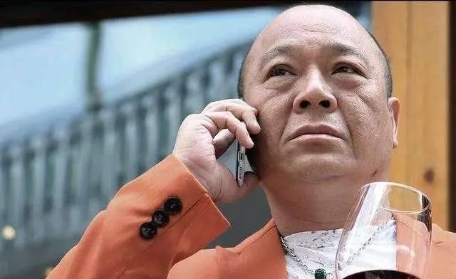 香港影视圈中真正有黑社会背景的演员和艺人也可称为社会栋梁