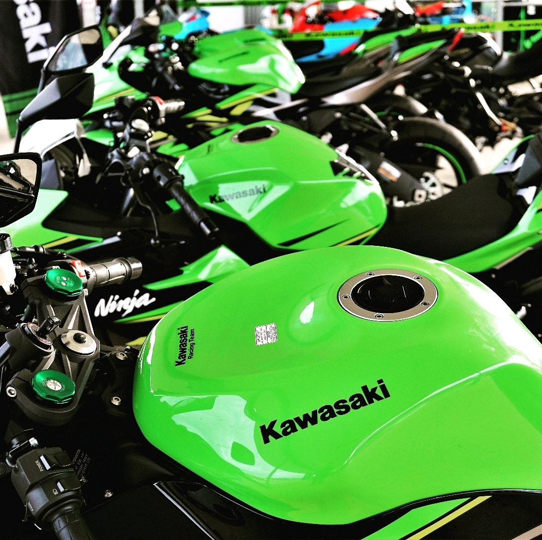 kawasaki绿色摩托车