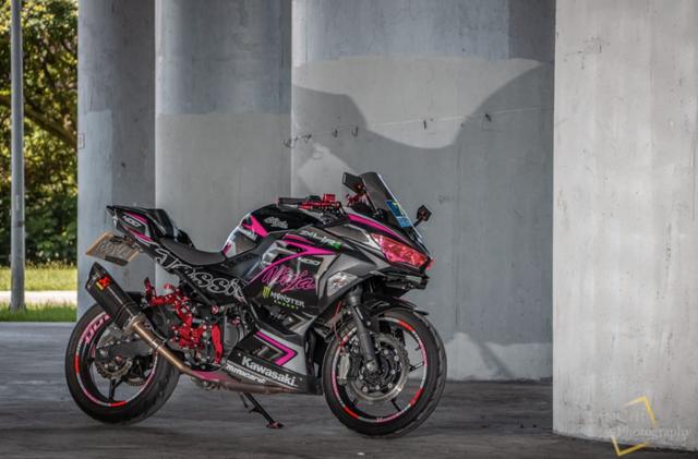 女骑士跟她的改装川崎ninja400你更喜欢哪一个