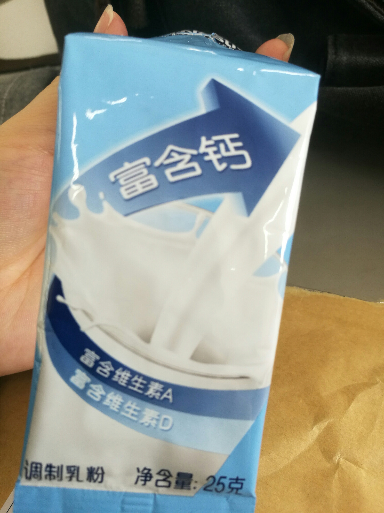 午餐:一盒酸奶,一袋奶片,半袋红薯干