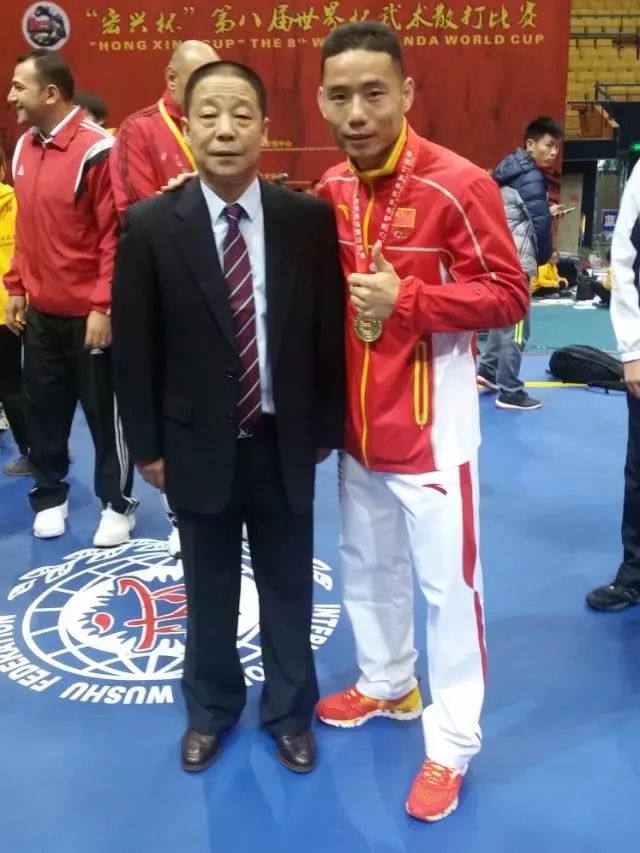 2016年,第八届散打世界杯,徐吉福与张根学教练(左)