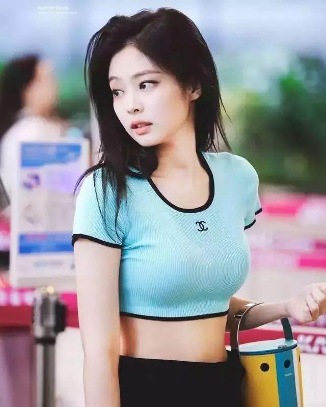 其实jennie的身材大部分时候都保持得很好.