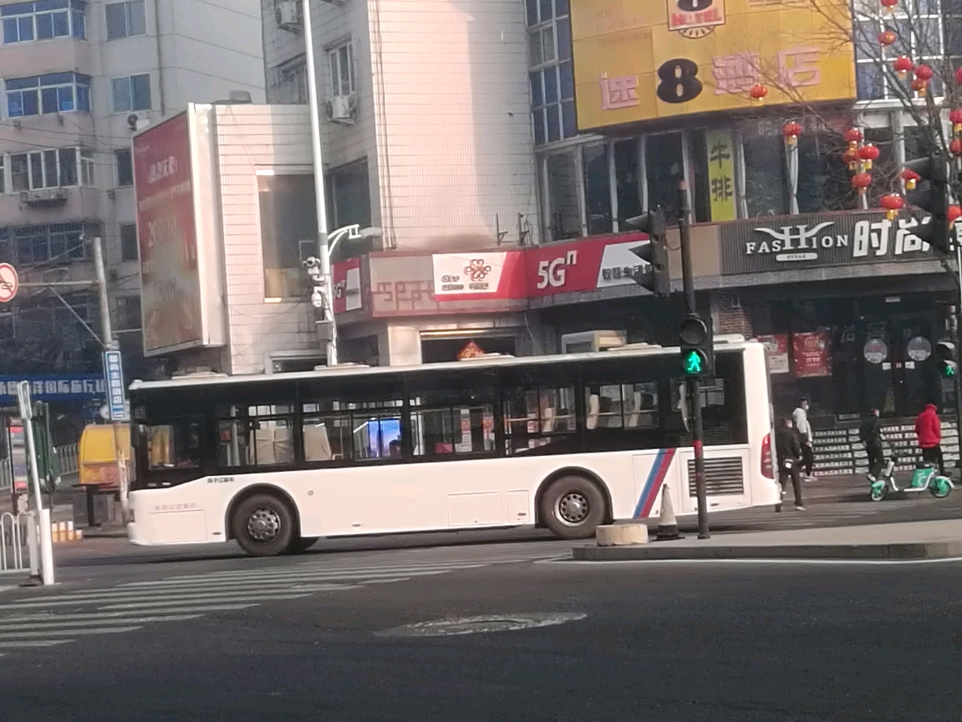 滦电封存车场 承德的两款环保型公交车