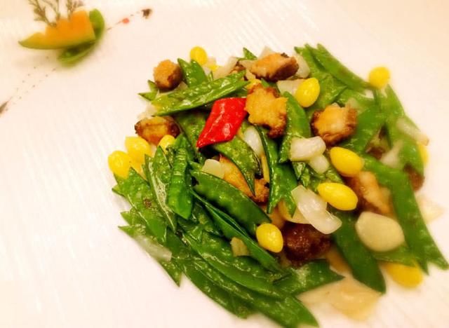 相对于川菜,粤菜的口味就要清淡得多,但粤菜大多都是以蔬菜为主,看