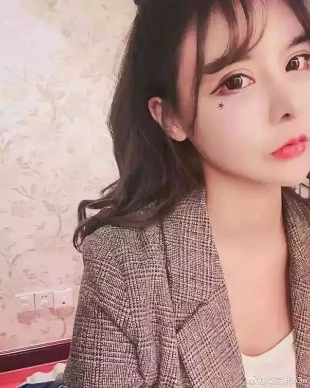 第五位 李晶 她呢在快手在算是年纪比较小的网红了吧,特别的清纯可爱