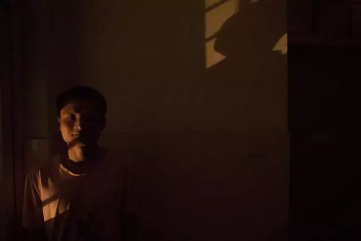 冯家亮在黑暗中"睁开"眼睛. 摄影|陈劲