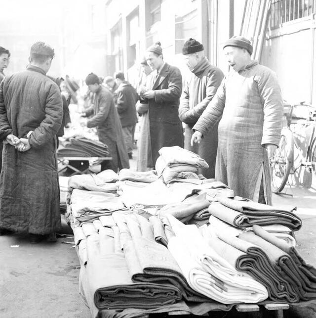 1949年上海黑市 卖着美国提供的军装 国民党怎能不败