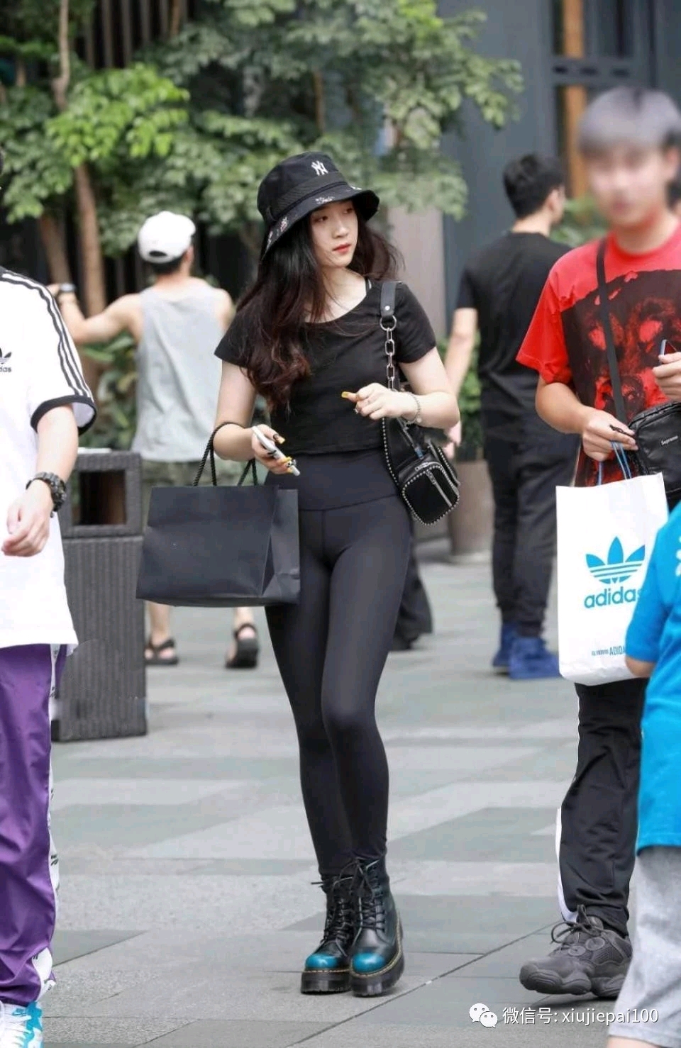街拍美女黑色紧身裤