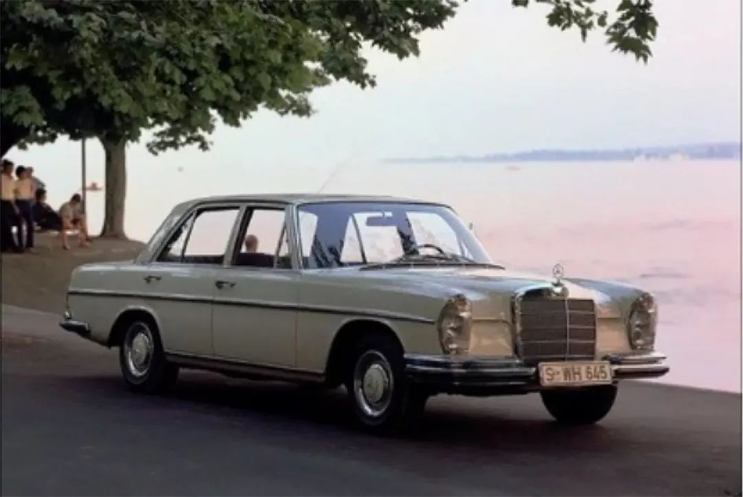 第三代:奔驰s级-w111,w112系列(1959-1965年) 1959年,底盘代号为w111