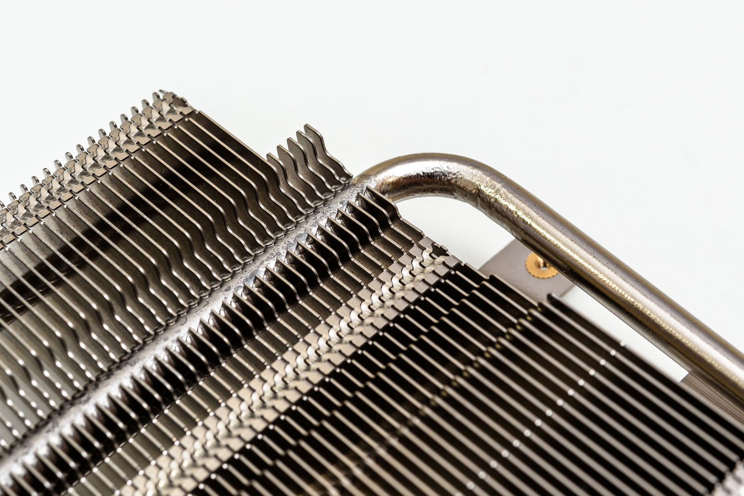 散热器热管与鳍片之间采用焊接处理,热管的弯折也做的比较好.