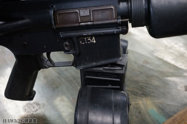 由于这个c-mag弹鼓是专为mg36机枪设计的,因此无法装到m16步枪上.