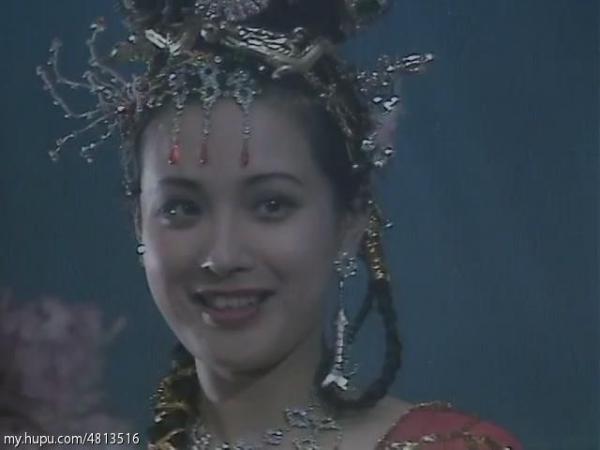 是北京军区战友歌舞团的张青扮演的,她是舞蹈演员出身,也坐广告模特...