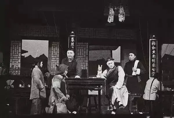 《茶馆》“茶钱先付...莫谈国事”