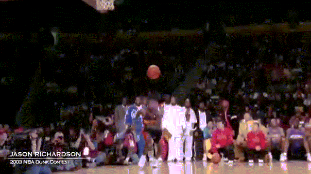 在比赛的最后关头, 乔丹从罚球线处起跳,在空中划出一道惊世骇俗的