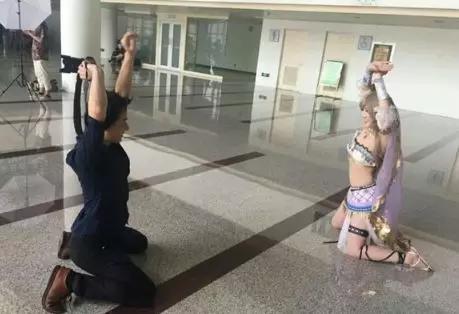 在家拍照姿势全身 3ab2fad4585b60fc0c3fe22e624009222bc4104e.jpg