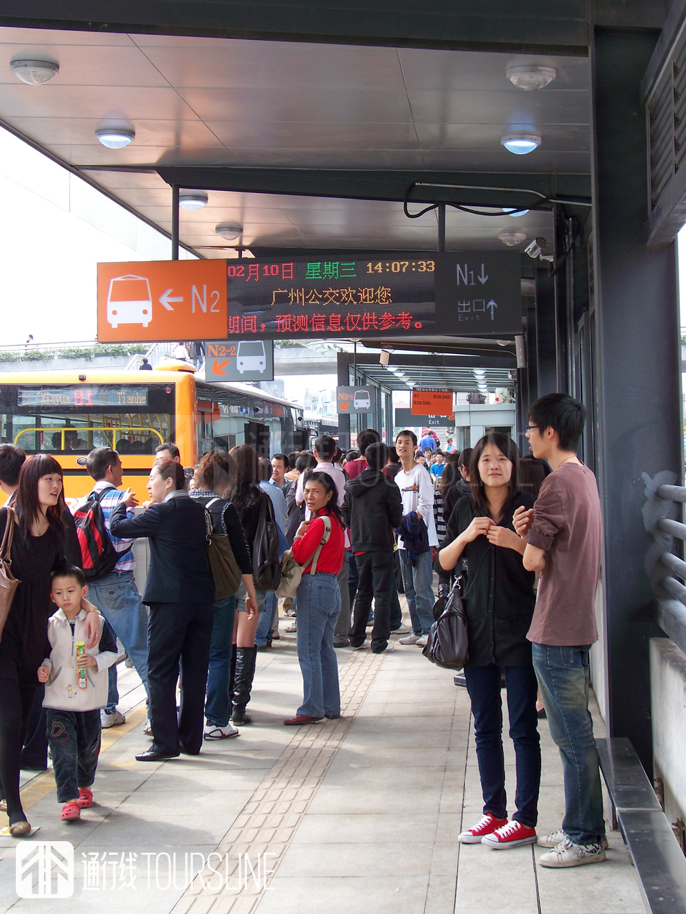 开通首日,夏园站有不少市民前来尝鲜brt,进站队伍更是排到了天桥外