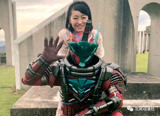 假面骑士中后台最硬的女主 还有她的父亲,也就是咖啡馆的店长,e总的最