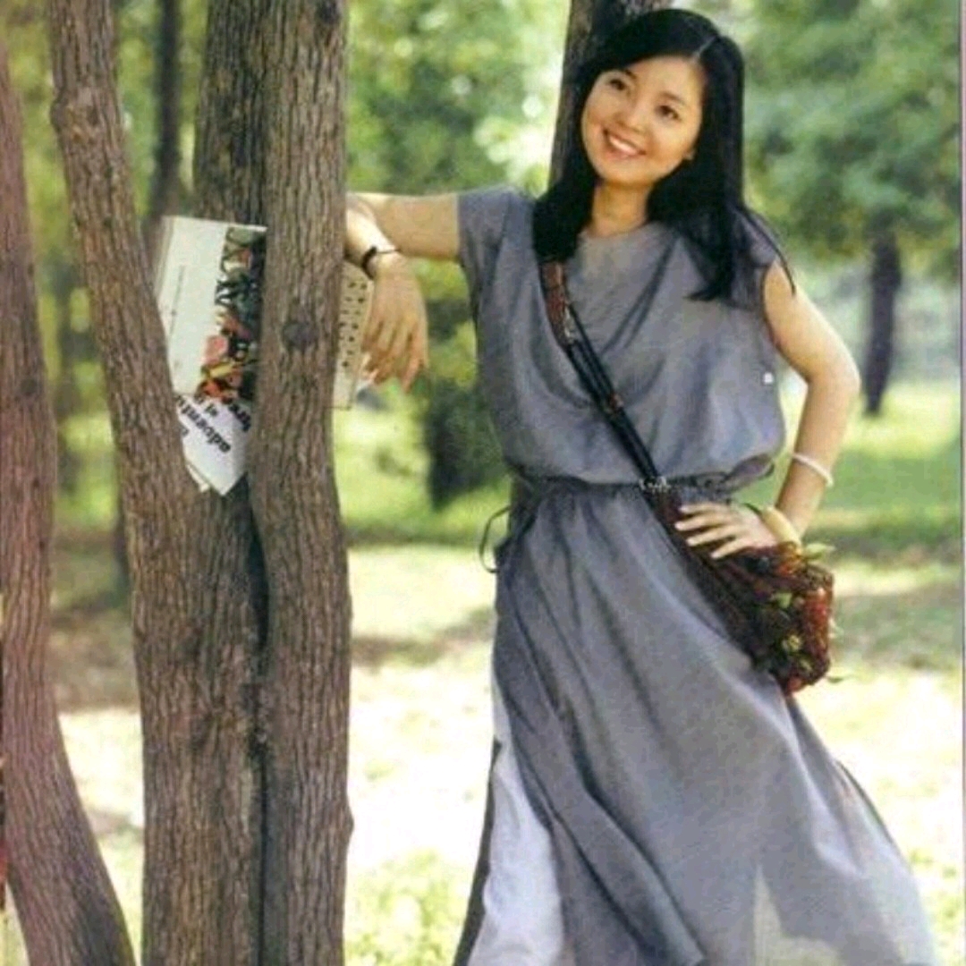 邓丽君的笑容就像《甜蜜蜜》唱的那样,清纯唯美的开放在春天