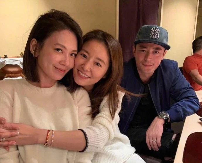 林心如携霍建华与首富太太聚会,夫妻俩双双喝酒一脸通