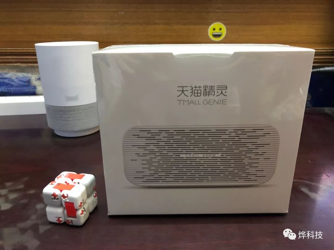 天猫精灵方糖的外包装整体采用白色色调,设计简约,中间是方糖的正面图